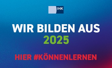 Logo IHK Wir bilden aus 2025 Auf einem dunkelblauen Hintergrund ist oben mittig das IHK Logo. Darunter steht in weißer Schrift "Wir bilden aus". In der nächsten Zeile steht ein grünes 2025 und in der untersten Zeile in rot "Hier #könnenlernen