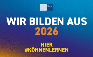 Auf einem dunkelblauen Hintergrund ist oben mittig das IHK Logo. Darunter steht in weißer Schrift "Wir bilden aus". In der nächsten Zeile steht ein orangenes 2026 und in der untersten Zeile in gelb "Hier #könnenlernen