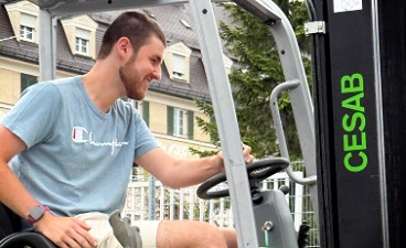 Junger Mann fährt Gabelstapler